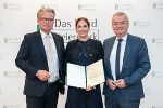 LH Christopher Drexler (l.) und LH-Stv. Anton Lang (r.) überreichten der neuen Voitsberger Bezirkshaupfrau Elisabeth Kladiva ihr Bestellungsdekret. © Land Steiermark/Robert Binder; Verwendung bei Quellenangabe honorarfrei LH Christopher Drexler (l.) und LH-Stv. Anton Lang (r.) überreichten der neuen Voitsberger Bezirkshaupfrau Elisabeth Kladiva ihr Bestellungsdekret.