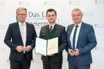 LH Christopher Drexler (l.) und LH-Stv. Anton Lang (r.) überreichten Michael Schachner, dem neuen Leiter der politischen Expositur Gröbming, sein Bestellungsdekret. © Land Steiermark/Robert Binder; Verwendung bei Quellenangabe honorarfrei LH Christopher Drexler (l.) und LH-Stv. Anton Lang (r.) überreichten Michael Schachner, dem neuen Leiter der politischen Expositur Gröbming, sein Bestellungsdekret.