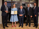 LR Werner Amon (3.v.l.) zeichnete Cäcilia Raab mit dem „prima la musica Europapreis" aus. © Simon Blackely; bei Quellenangabe honorarfrei LR Werner Amon (3.v.l.) zeichnete Cäcilia Raab mit dem „prima la musica Europapreis" aus.