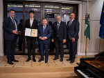 LR Werner Amon (3.v.l.) zeichnete Julius Legat mit dem „prima la musica Europapreis" aus. © Simon Blackely; bei Quellenangabe honorarfrei LR Werner Amon (3.v.l.) zeichnete Julius Legat mit dem „prima la musica Europapreis" aus.