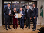 LR Werner Amon (3.v.l.) zeichnete Victoria Kandlhofer mit dem „prima la musica Europapreis" aus. © Simon Blackely; bei Quellenangabe honorarfrei LR Werner Amon (3.v.l.) zeichnete Victoria Kandlhofer mit dem „prima la musica Europapreis" aus.