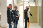 Bürgermeister Johann Schmid, Landeshauptmann Christopher Drexler und Pfarrer Kryrian Puszka bei der Segnung des Kindergartens St. Johann im Saggautal © Land Steiermark Bürgermeister Johann Schmid, Landeshauptmann Christopher Drexler und Pfarrer Kryrian Puszka bei der Segnung des Kindergartens St. Johann im Saggautal