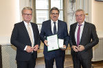 LH Christopher Drexler (l.) und LH-Stv. Anton Lang überreichten das Große Ehrenzeichen des Landes Steiermark an Ernst Fartek. © Land Steiermark/ Foto Fischer