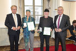 LH Christopher Drexler (l.) und LH-Stv. Anton Lang (r.) überreichten das Ehrenzeichen des Landes Steiermark für Wissenschaft, Forschung und Kunst an Dorothee Steinbauer und Wolfgang Dobrowsky. © Land Steiermark/ Foto Fischer LH Christopher Drexler (l.) und LH-Stv. Anton Lang (r.) überreichten das Ehrenzeichen des Landes Steiermark für Wissenschaft, Forschung und Kunst an Dorothee Steinbauer und Wolfgang Dobrowsky.