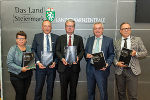 Präsentation „Gesamtsteirischer Blackout-Plan”: LH Christopher Drexler (M.) flankiert von LH-Stv. Anton Lang und dem Leiter der Fachabteilung Katastrophenschutz und Landesverteidigung Harald Eitner (r.) sowie Zivilschutzverband Steiermark-Präsident Armin Forster und Vizepräsidentin Bernadette Kerschler (l.) © Land Steiermark/Binder