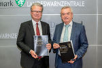LH Christopher Drexler (l.) und LH-Stv. Anton Lang mit dem „Gesamtsteirischen Blackout-Plan” © Land Steiermark/Binder LH Christopher Drexler (l.) und LH-Stv. Anton Lang mit dem „Gesamtsteirischen Blackout-Plan”