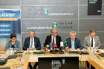 Pressekonferenz zum „Gesamtsteirischen Blackout-Plan”: LH Christopher Drexler (M.) flankiert von LH-Stv. Anton Lang und dem Leiter der Fachabteilung Katastrophenschutz und Landesverteidigung Harald Eitner (r.) sowie Zivilschutzverband Steiermark-Präsident Armin Forster und Vizepräsidentin Bernadette Kerschler (l.) © Land Steiermark/Binder Pressekonferenz zum „Gesamtsteirischen Blackout-Plan”: LH Christopher Drexler (M.) flankiert von LH-Stv. Anton Lang und dem Leiter der Fachabteilung Katastrophenschutz und Landesverteidigung Harald Eitner (r.) sowie Zivilschutzverband Steiermark-Präsident Armin Forster und Vizepräsidentin Bernadette Kerschler (l.)