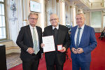 LH Christopher Drexler (l.) und LH-Stv. Anton Lang (r.) überreichten das Große Ehrenzeichen für Verdienste um die Republik Österreich an Heinrich Schnuderl © Land Steiermark/ Foto Fischer