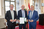 LH Christopher Drexler (l.) und LH-Stv. Anton Lang (r.) überreichten das Große Goldene Ehrenzeichen des Landes Steiermark an Stefan Stolitzka © Land Steiermark/ Foto Fischer LH Christopher Drexler (l.) und LH-Stv. Anton Lang (r.) überreichten das Große Goldene Ehrenzeichen des Landes Steiermark an Stefan Stolitzka