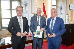 LH Christopher Drexler (l.) und LH-Stv. Anton Lang (r.) überreichten das Große Goldene Ehrenzeichen des Landes Steiermark an Werner Weinhofer