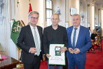 LH Christopher Drexler (l.) und LH-Stv. Anton Lang (r.) überreichten das Ehrenzeichen des Landes Steiermark für Wissenschaft, Forschung und Kunst I. Klasse an Dietmar Feichtinger