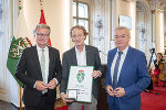 LH Christopher Drexler (l.) und LH-Stv. Anton Lang (r.) überreichten das Ehrenzeichen des Landes Steiermark für Wissenschaft, Forschung und Kunst I. Klasse an Beat Furrer