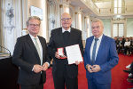 LH Christopher Drexler (l.) und LH-Stv. Anton Lang (r.) überreichten das Große Ehrenzeichen für Verdienste um die Republik Österreich an Christian Leibnitz