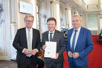 LH Christopher Drexler (l.) und LH-Stv. Anton Lang (r.) überreichten die Auszeichnung der Republik Österreich (Berufstitel Professor) an Johann Baumgartner