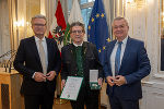 LH Christopher Drexler (li.) und LH-Stv. Anton Lang (re.) gratulierten Bgm. a. D. Friedrich Fledl (Gemeinde Gaal) zum Großen Ehrenzeichen des Landes Steiermark