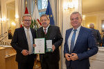 LH Christopher Drexler (li.) und LH-Stv. Anton Lang (re.) gratulierten Bgm. a. D. Peter Kern (Gemeinde Strallegg) zum Großen Ehrenzeichen des Landes Steiermark