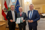 LH Christopher Drexler (li.) und LH-Stv. Anton Lang (re.) gratulierten Bgm. a. D. Helmut Leitenberger (Stadt Leibnitz) zum Großen Ehrenzeichen des Landes Steiermark