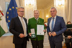 LH Christopher Drexler (li.) und LH-Stv. Anton Lang (re.) gratulierten Bgm. a. D. Friedrich Stangl (Gemeinde Lassing) zum Großen Ehrenzeichen des Landes Steiermark
