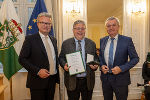 LH Christopher Drexler (li.) und LH-Stv. Anton Lang (re.) gratulierten Bgm. a. D. Heinrich Tomschitz (Marktgemeinde Deutsch Goritz) zum Großen Ehrenzeichen des Landes Steiermark