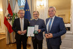 LH Christopher Drexler (li.) und LH-Stv. Anton Lang (re.) gratulierten Bgm. a. D. Johann Weiglhofer (Gemeinde Pöllauberg) zum Großen Ehrenzeichen des Landes Steiermark