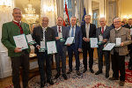 Geehrte Altbürgermeister aus dem Bezirk Leibnitz: Reinhold Höflechner (Marktgemeinde Straß), Johann Hammer (Markgemeinde Großklein), Hubert Isker (Marktgemeinde Gralla), LH-Stv. Anton Lang, LH Christopher Drexler, Helmut Leitenberger (Stadt Leibnitz) und Franz Hierzer (Gemeinde Gabersdorf) (v.l.) © Foto: Foto Frankl; bei Quellenangabe honorarfrei