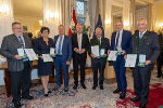 Geehrte Altbürgermeister aus dem Bezirk Südoststeiermark: Heinrich Tomschitz (Marktgemeinde Deutsch Goritz), Christine Siegel (Gemeinde Bad Gleichenberg), LH-Stv. Anton Lang, LH Christopher Drexler, Gerhard Konrad (Marktgemeinde Straden), Johann Schweigler (Marktgemeinde Mettersdorf am Saßbach) und Dietmar Tschiggerl (Marktgemeinde Halbenrain) (v.l.) © Foto: Foto Frankl; bei Quellenangabe honorarfrei Geehrte Altbürgermeister aus dem Bezirk Südoststeiermark: Heinrich Tomschitz (Marktgemeinde Deutsch Goritz), Christine Siegel (Gemeinde Bad Gleichenberg), LH-Stv. Anton Lang, LH Christopher Drexler, Gerhard Konrad (Marktgemeinde Straden), Johann Schweigler (Marktgemeinde Mettersdorf am Saßbach) und Dietmar Tschiggerl (Marktgemeinde Halbenrain) (v.l.)