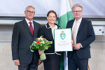 LH Christopher Drexler (r.) überreichte die offizielle Berechtigung zur Führung des steirischen Landeswappens an Claudia und Ewald Kronheim (Geschäftsführung Grosschädl Stahl GmbH) © Fotokuchl