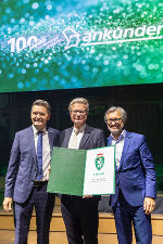 Verleihung des Landeswappens: LH Christopher Drexler (M.), Dieter Weber, Bernd Schönegger (l.) © Nikola Milatovic Verleihung des Landeswappens: LH Christopher Drexler (M.), Dieter Weber, Bernd Schönegger (l.)