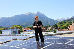 Neue Wege bei der Energiegewinnung: „Daher fördern wir innovative PV-Anlagen auf bereits verbauten Flächen“, betont Umweltlandesrätin Ursula Lackner © Land Steiermark/Christoph Purgstaller; Verwendung bei Quellenangabe honorarfrei Neue Wege bei der Energiegewinnung: „Daher fördern wir innovative PV-Anlagen auf bereits verbauten Flächen“, betont Umweltlandesrätin Ursula Lackner