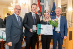 Sportfunktionärsehrung 2024: Sportunion-Präsident Stefan Herker und LR Karlheinz Kornhäusl zeichneten Gudrun Kern aus.
