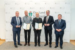 Manfred Walch (2.v.l.) und Florian Waldner (M.) bekamen von LH Christopher Drexler, LH-Stv. Anton Lang und LR Werner Amon ihre Pensionsdekrete überreicht. © Land Steiermark/Robert Binder; Verwendung bei Quellenangabe honorarfrei