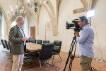 Serie „Die Habsburger in Europa“: Regisseur Gernot Stadler traf Archivdirektor Gernot Peter Obersteiner im Sommer 2024 zum Interview in der Kammerkapelle der Grazer Burg. © Land Steiermark/Robert Binder; Verwendung bei Quellenangabe honorarfrei