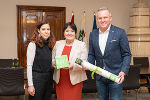 LH Mario Kunasek, LH-Stv. Manuela Khom und Birgitta Thurner (v.r.)