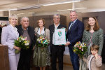Lisa Straschek, Werner Straschek, Claudia Straschek, Geschäftsführer Paul Straschek, Landeshauptmann Mario Kunasek, Laura Straschek und Florentin Straschek (v.l.) bei der feierlichen Überreichung des steirischen Landeswappens.