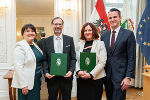 LR Stefan Hermann (re.) und LH-Stv. Manuela Khom (li.) überreichten Johannes Mindler-Steiner (Afro-Asiatisches-Institut Graz) und Doris Reiter (WIST-Steiermark und Soziale Projekte Steiermark) den Menschenrechtspreis des Landes Steiermark 2024.  © Foto: Land Steiermark/Binder; bei Quellenangabe honorarfrei