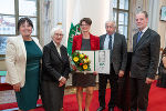 Marlene Kienberger (3.v.l.) wurde mit dem Josef Krainer-Würdigungspreis ausgezeichnet. © Land Steiermark/Streibl; bei Quellenangabe honorarfrei Marlene Kienberger (3.v.l.) wurde mit dem Josef Krainer-Würdigungspreis ausgezeichnet.