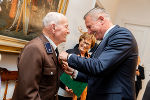 Landeshauptmann Mario Kunasek ehrte den dienstältesten Feuerwehrmann der Steiermark, Ehrenhauptbrandmeister Peter Riedl, heute an dessen 101. Geburtstag mit einer eigens dafür geschaffenen Medaille für 85 Jahre im Dienst der Feuerwehr. © Land Steiermark/Robert Binder; Verwendung bei Quellenangabe honorarfrei