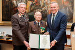 Landesfeuerwehrkommandant Reinhard Leichtfried, der Jubilar Peter Riedl und Landeshauptmann Mario Kunasek, der auch eine Urkunde überreichte. © Land Steiermark/Robert Binder; Verwendung bei Quellenangabe honorarfrei Landesfeuerwehrkommandant Reinhard Leichtfried, der Jubilar Peter Riedl und Landeshauptmann Mario Kunasek, der auch eine Urkunde überreichte.