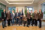 Ehrenhauptbrandmeister Peter Riedl im Sitzungszimmer der Landesregierung umgeben von Gratulanten aus Politik und Feuerwehrwesen. © Land Steiermark/Robert Binder; Verwendung bei Quellenangabe honorarfrei Ehrenhauptbrandmeister Peter Riedl im Sitzungszimmer der Landesregierung umgeben von Gratulanten aus Politik und Feuerwehrwesen.