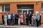 Die "Hausärztinnen Eggenberg" werden die Gesundheitsversorgung in Graz-Eggenberg weiter verbessern. Zur Eröffnung gemeinsam mit ihrem Team nahmen Josef Harb (Gesundheitskasse, v.l.), Robert Krotzer (Stadtrat, Graz), Landesrat Kornhäusl und Ärztekammer-Präsident Michael Sacherer die Medizinerinnen in die Mitte. © Land Steiermark/Robert Binder; Verwendung bei Quellenangabe honorarfrei Die "Hausärztinnen Eggenberg" werden die Gesundheitsversorgung in Graz-Eggenberg weiter verbessern. Zur Eröffnung gemeinsam mit ihrem Team nahmen Josef Harb (Gesundheitskasse, v.l.), Robert Krotzer (Stadtrat, Graz), Landesrat Kornhäusl und Ärztekammer-Präsident Michael Sacherer die Medizinerinnen in die Mitte.