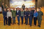 Landeshauptmann Mario Kunasek (5.v.l.) zwischen ÖSV-Präsidentin Roswitha Stadlober und Bürgermeister Ernst Fischbacher beim Gruppenfoto auf der Bühne © Land Steiermark