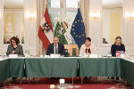 LH Mario Kunasek und LH-Stv. Manuela Khom begrüßten zum Deregulierungsgipfel im Weißen Saal der Grazer Burg, die Landesverwaltung wurde von LAD Brigitte Scherz-Schaar (l.) und Verfassungsdienst-Leiterin Waltraud Bauer-Dorner (r.) vertreten.  © Land Steiermark/Andreas Resch; Verwendung bei Quellenangabe honorarfrei