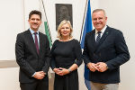 Lorenz Rösslhuber wurde als erster Richter in Anwesenheit von Landeshauptmann Mario Kunasek durch die Präsidentin des Landesverwaltungsgerichtes, Verena Ennemoser, angelobt.  © Land Steiermark/Jesse Streibl/bei Namensnennung Verwendung honorarfrei