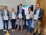 Alexander Horvath (Katastrophenschutzreferent), Daniela Götzfried (Referentin für Wahlangelegenheiten) Bezirkshauptmann Markus Kraxner, Bärbel Sandriesser
(Leiterin des Inneren Dienstes) und Marcel Kerschbaumer (Leiter des Anlagenreferates) präsentierten heute Vormittag die Leistungsbilanz (v.l.)
© Foto: leopress; bei Quellenangabe honorarfrei Alexander Horvath (Katastrophenschutzreferent), Daniela Götzfried (Referentin für Wahlangelegenheiten) Bezirkshauptmann Markus Kraxner, Bärbel Sandriesser
(Leiterin des Inneren Dienstes) und Marcel Kerschbaumer (Leiter des Anlagenreferates) präsentierten heute Vormittag die Leistungsbilanz (v.l.)