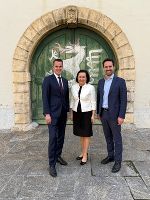 Bildungslandesrat Stefan Hermann (l.) und Bildungsdirektorin Elisabeth Meixner (M.) empfingen Bundesminister Christoph Wiederkehr (r.) zu einem Arbeitsgespräch in Graz.