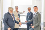 Konservatoriums-Direktor Eduard Lanner, Vizerektorin Constanze Wimmer, YAS-Leiterin Anke Schittenhelm und Bildungslandesrat Stefan Hermann (v.l.)heißen die jungen Talente auf den Stiegen der Kunstuniversität willkommen.    © Land Steiermark/Büro LR Hermann; Verwendung bei Quellenangabe honorarfrei