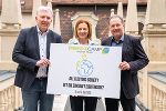 Landesrätin Simone Schmiedtbauer flankiert von Murau-Bürgermeister Thomas Kalcher (li.) und Harald Kraxner (Geschäftsführer Holzwelt Murau) © Land Steiermark/ Binder