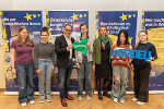 Vortragender Ingo Espenschied und Europa-Referatsleiterin Silvia Fischer mit teilnehmenden Schülerinnen © Land Steiermark/Robert Binder; Verwendung bei Quellenangabe honorarfrei