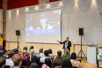 Politologe Ingo Espenschied nahm mehr als 150 Schülerinnen und Schüler auf eine multimediale Reise durch die Geschichte der EU mit © Land Steiermark/Robert Binder; Verwendung bei Quellenangabe honorarfrei Politologe Ingo Espenschied nahm mehr als 150 Schülerinnen und Schüler auf eine multimediale Reise durch die Geschichte der EU mit