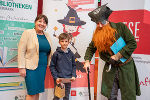 Landeshauptmann-Stellvertreterin Manuela Khom gratulierte den jungen Gewinnerinnen und Gewinnern des diesjährigen Geschichtenwettbewerbs. © Land Steiermark/Binder; bei Quellenangabe honorarfrei